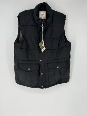 GAP Men’s Black Quilted Puffer Vest with Front Flap Pockets